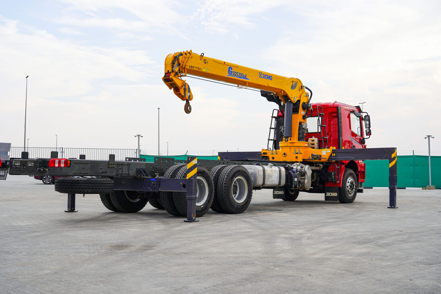 2024 XCMG SQS300-4 12 Ton Straight Boom Hanvan 6×4 Sleeper Crane Truck ...