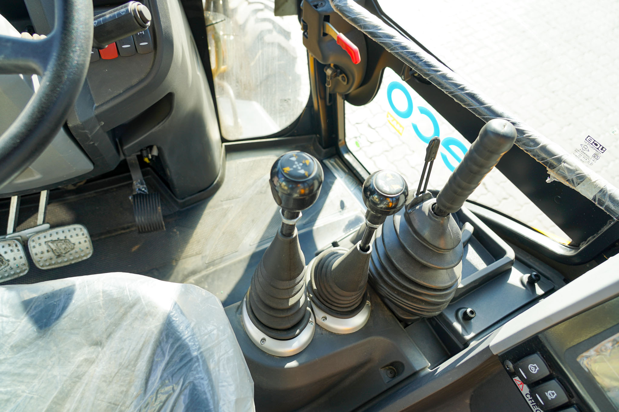 2025 JCB 3DX Super 4X4 Backhoe Loader - Image 28