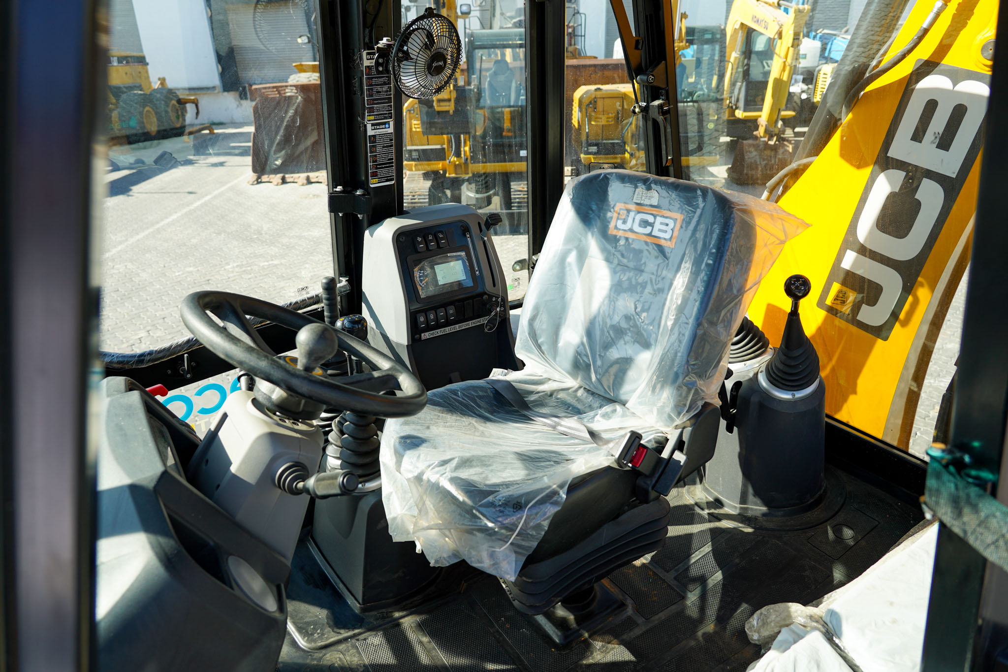 2025 JCB 3DX Super 4X4 Backhoe Loader - Image 25