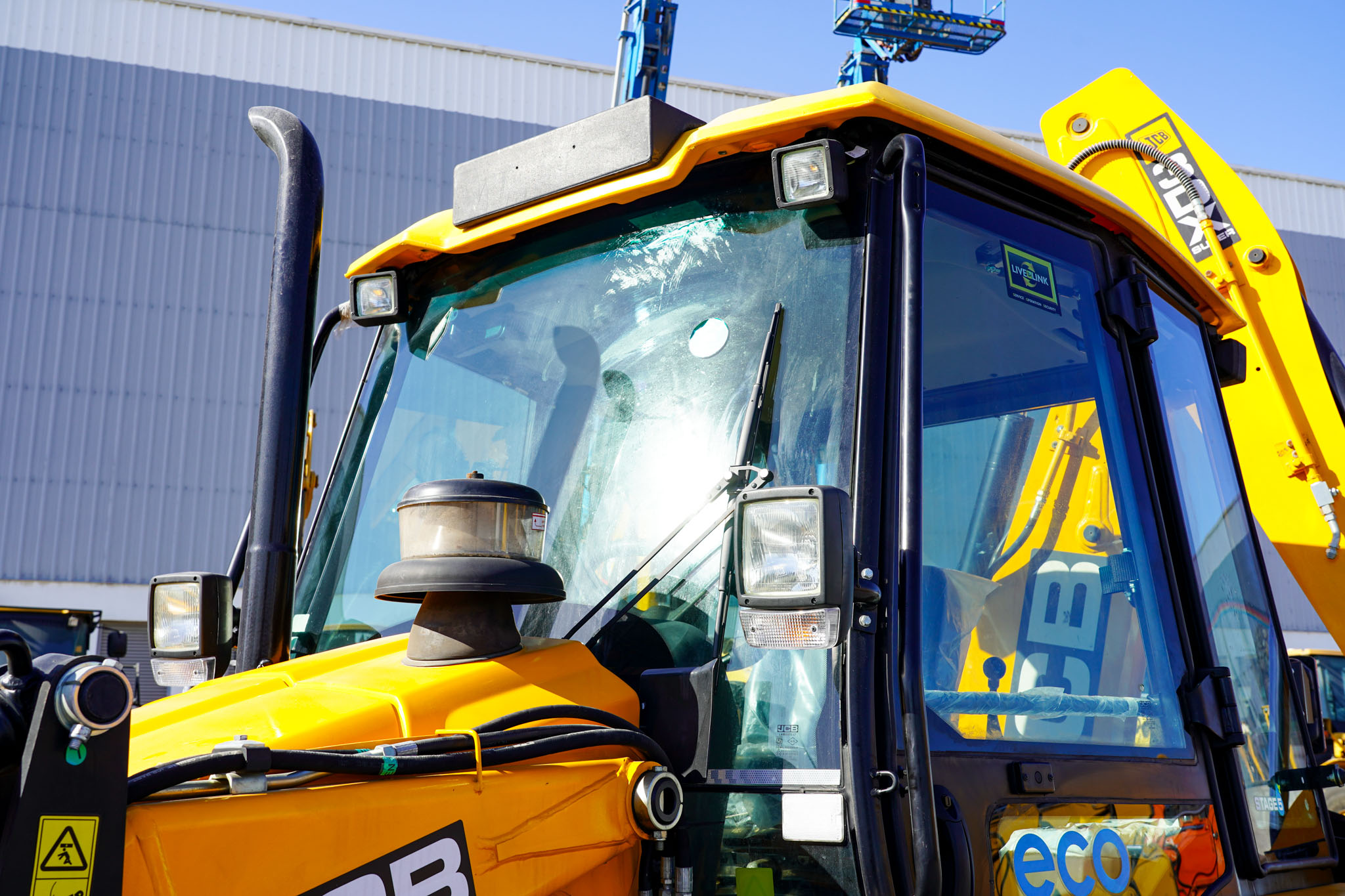 2025 JCB 3DX Super 4X4 Backhoe Loader - Image 19