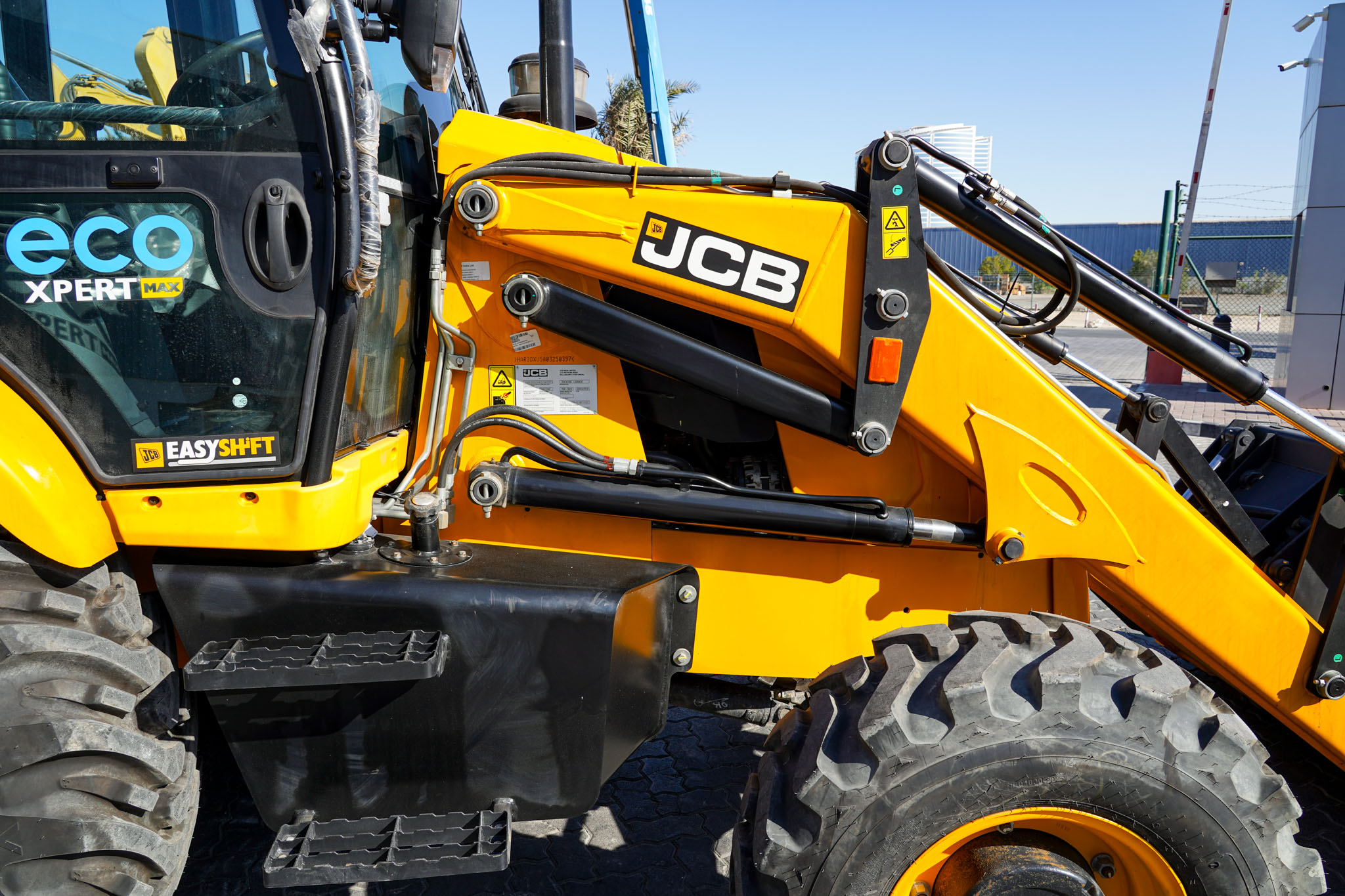 2025 JCB 3DX Super 4X4 Backhoe Loader - Image 15