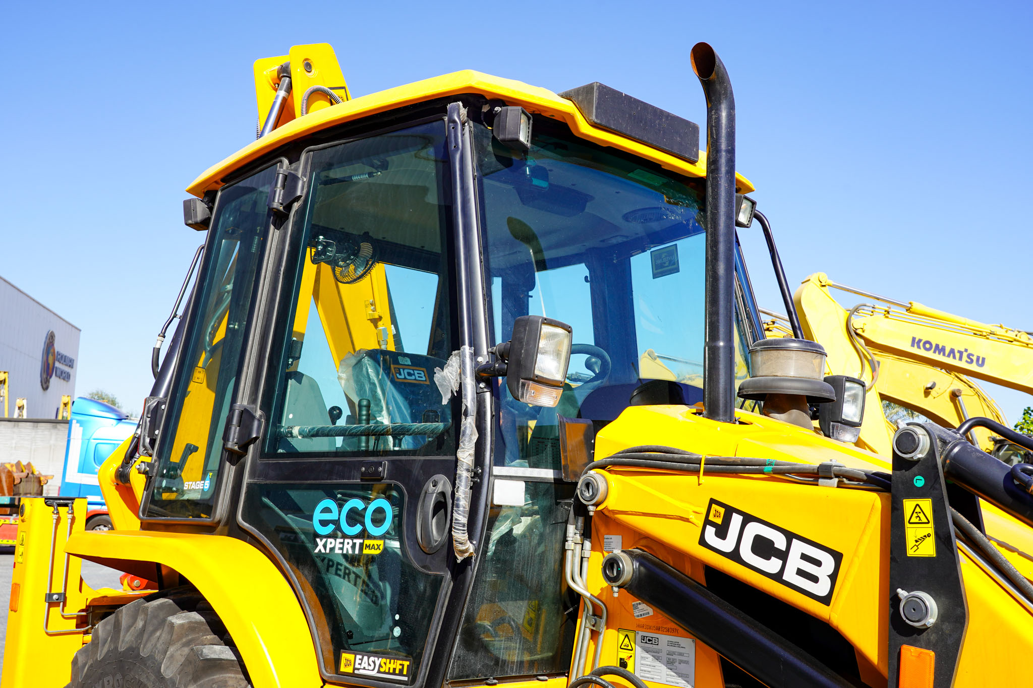 2025 JCB 3DX Super 4X4 Backhoe Loader - Image 17