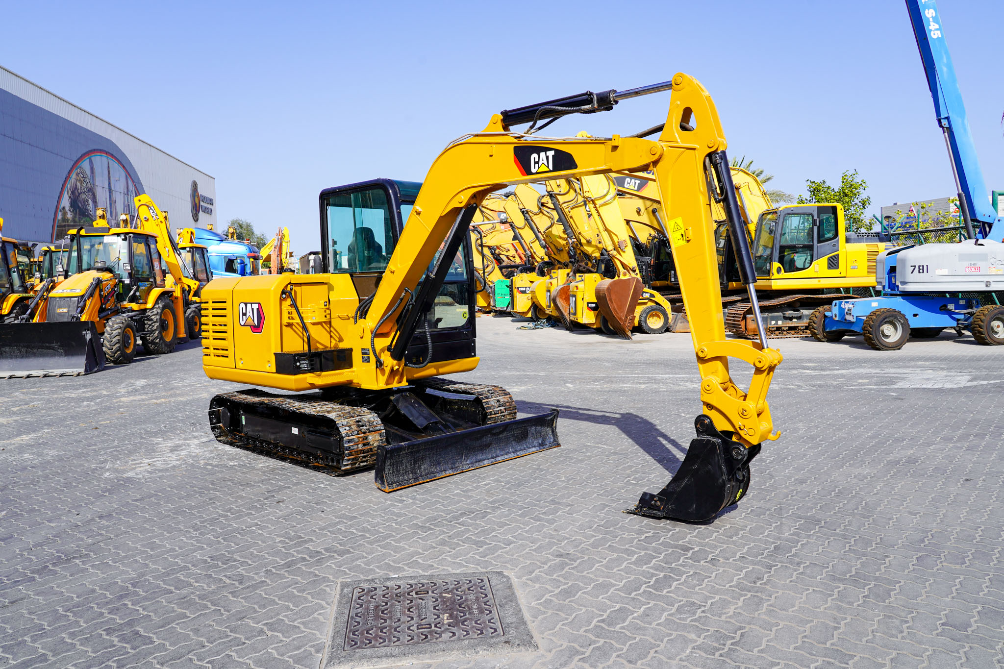 2021 CAT 305.5 E2 Mini Tracked Excavator - Image 3