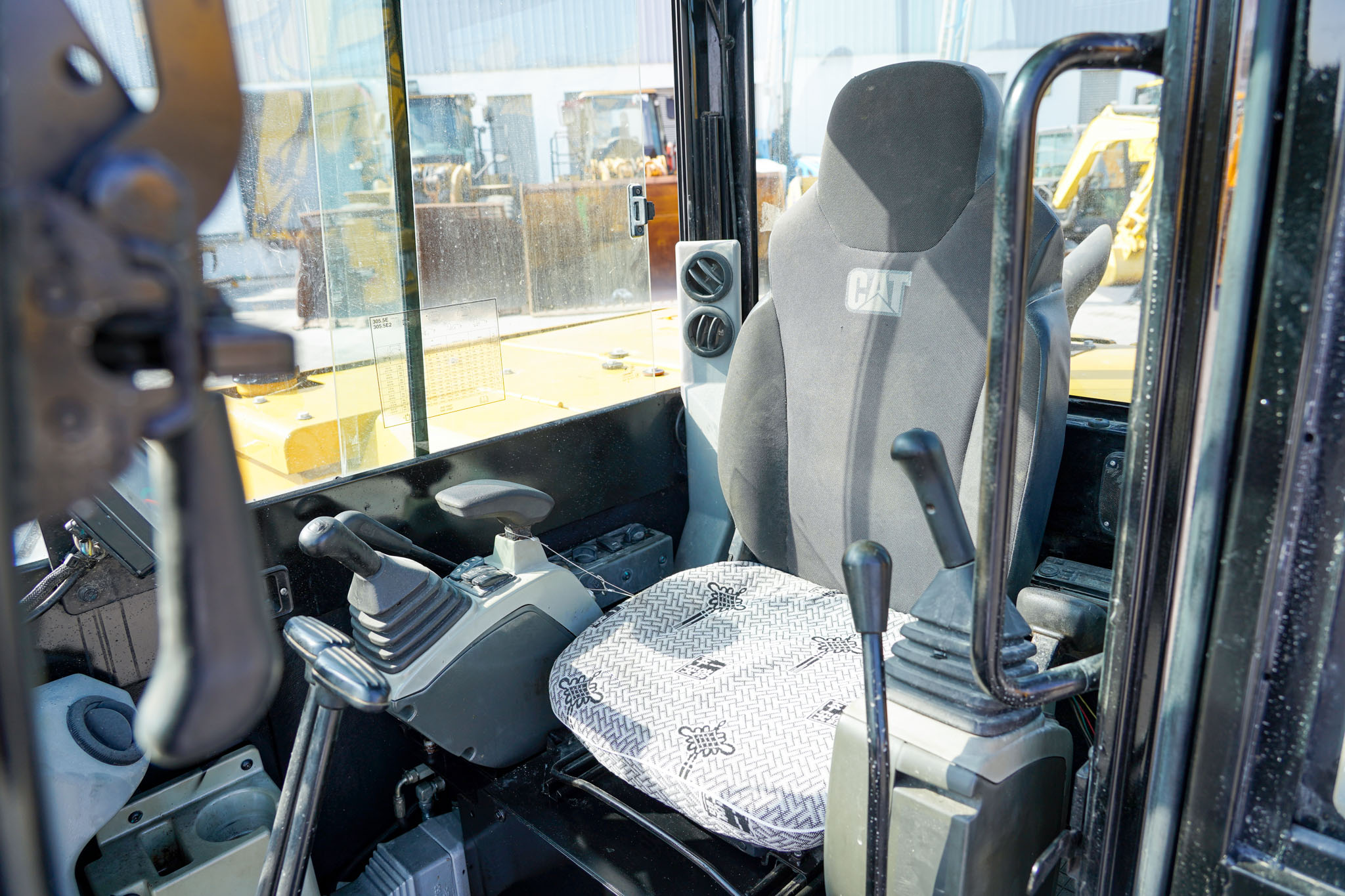 2021 CAT 305.5 E2 Mini Tracked Excavator - Image 23