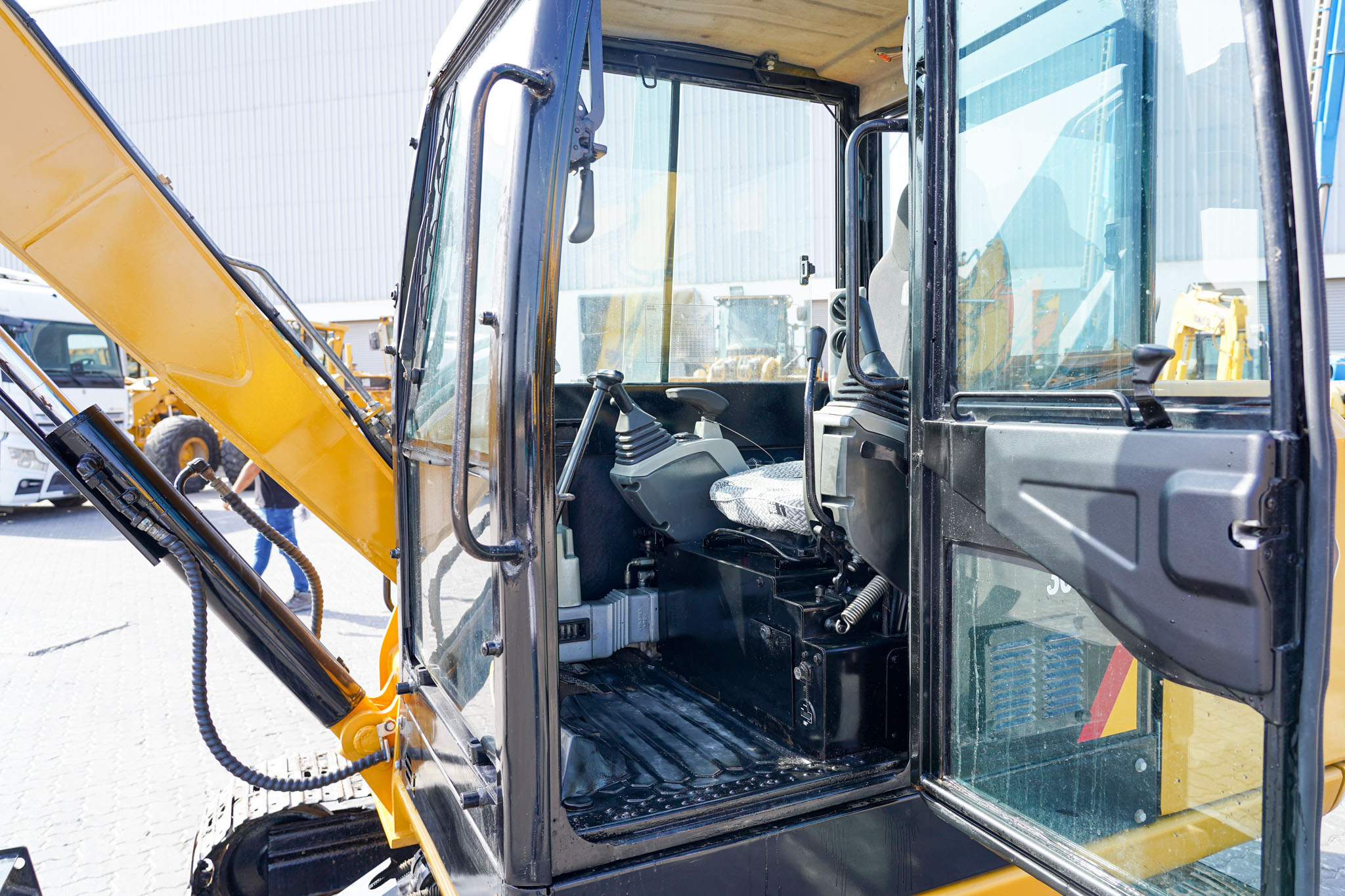 2021 CAT 305.5 E2 Mini Tracked Excavator - Image 22
