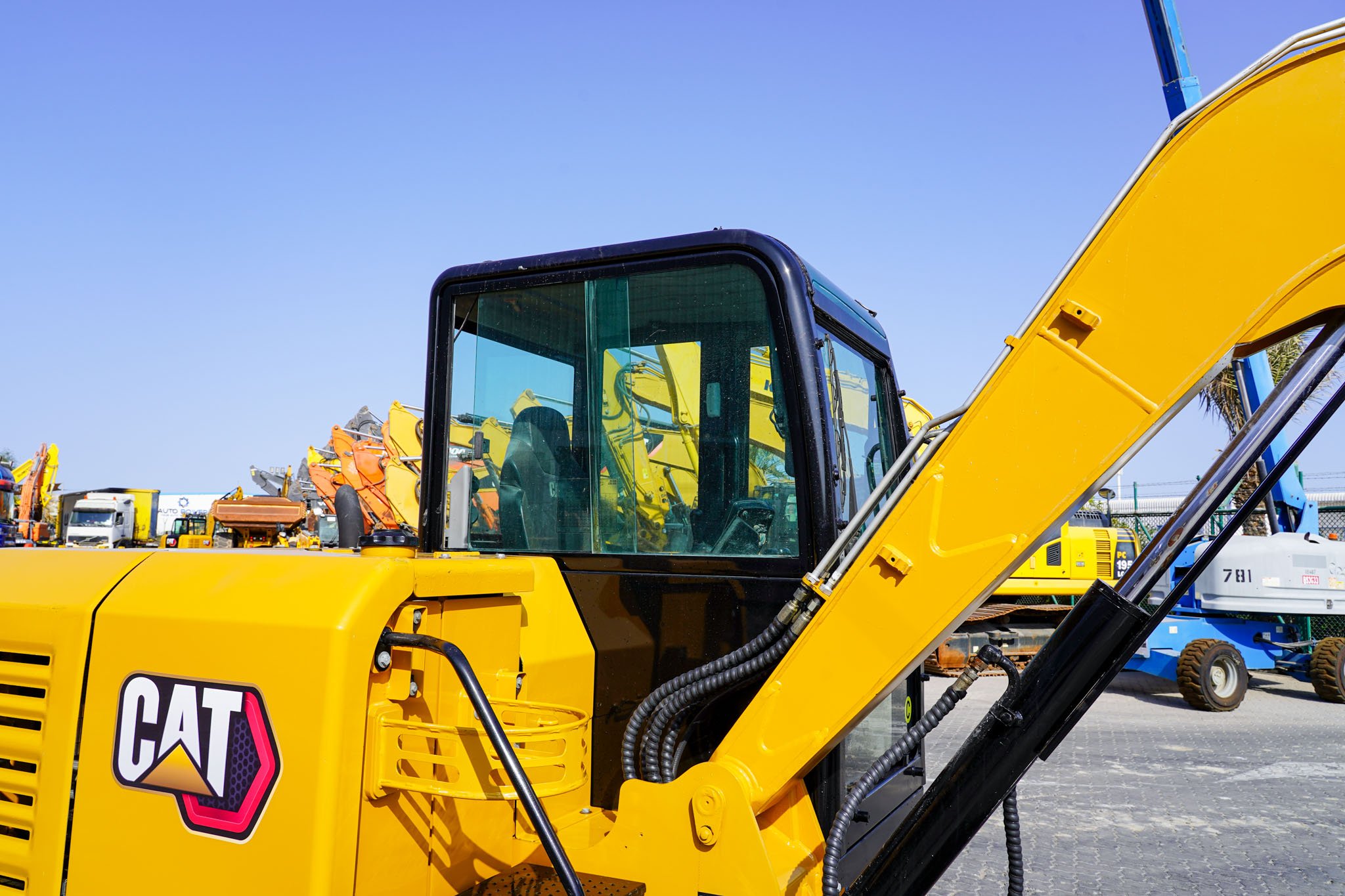 2021 CAT 305.5 E2 Mini Tracked Excavator - Image 17