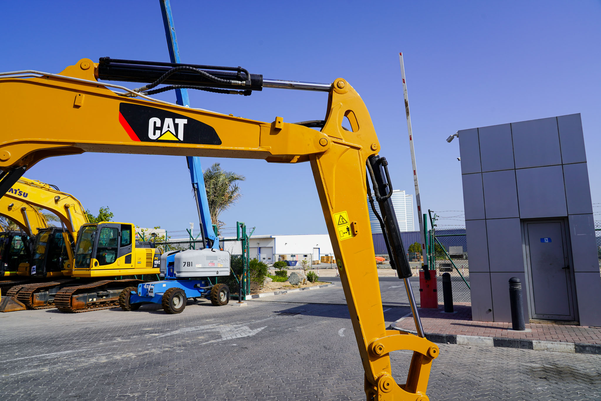 2021 CAT 305.5 E2 Mini Tracked Excavator - Image 15