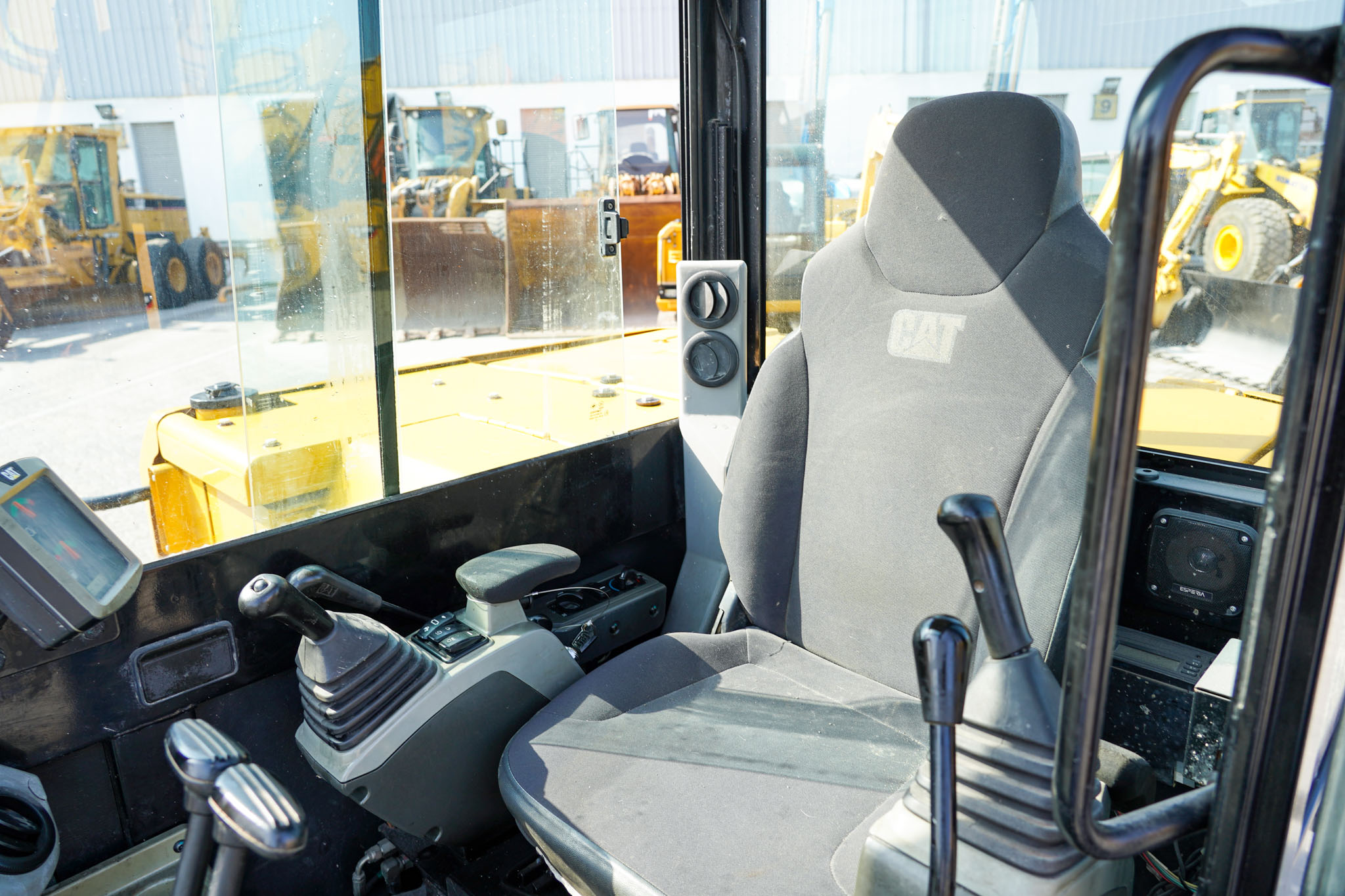 2021 CAT 305.5 E2 Mini Tracked Excavator - Image 19