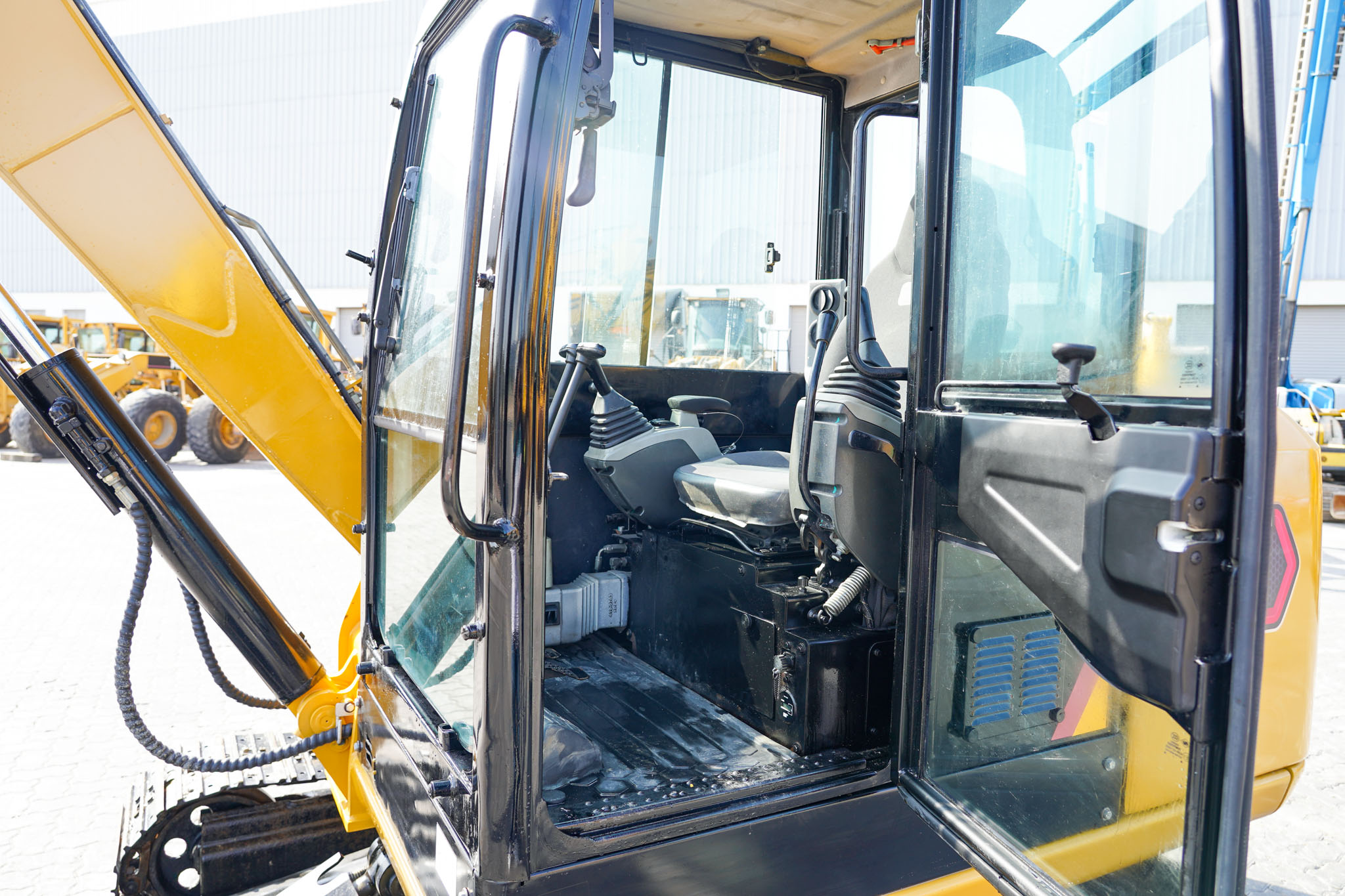 2021 CAT 305.5 E2 Mini Tracked Excavator - Image 18