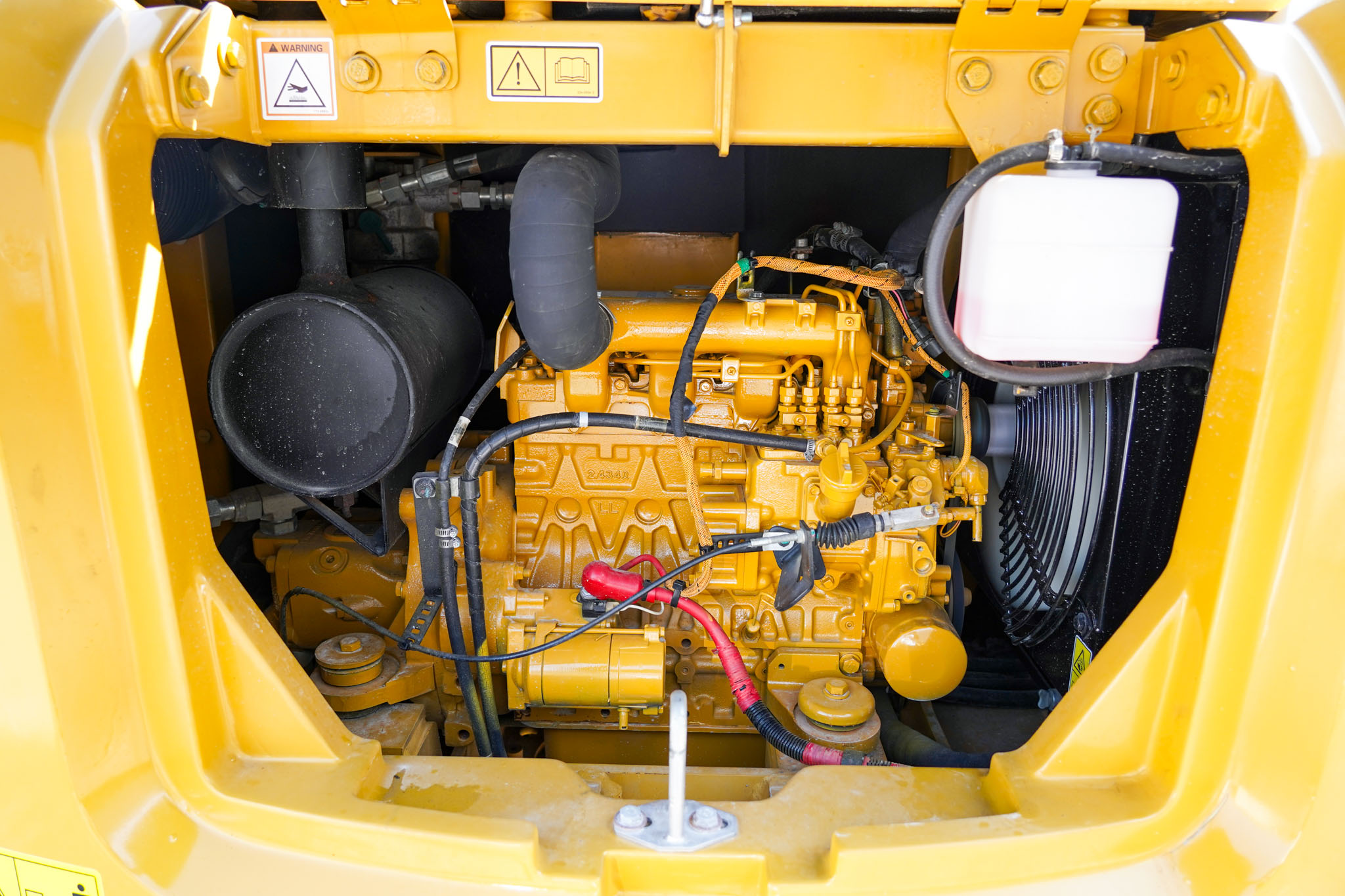 2021 CAT 305.5 E2 Mini Tracked Excavator - Image 16