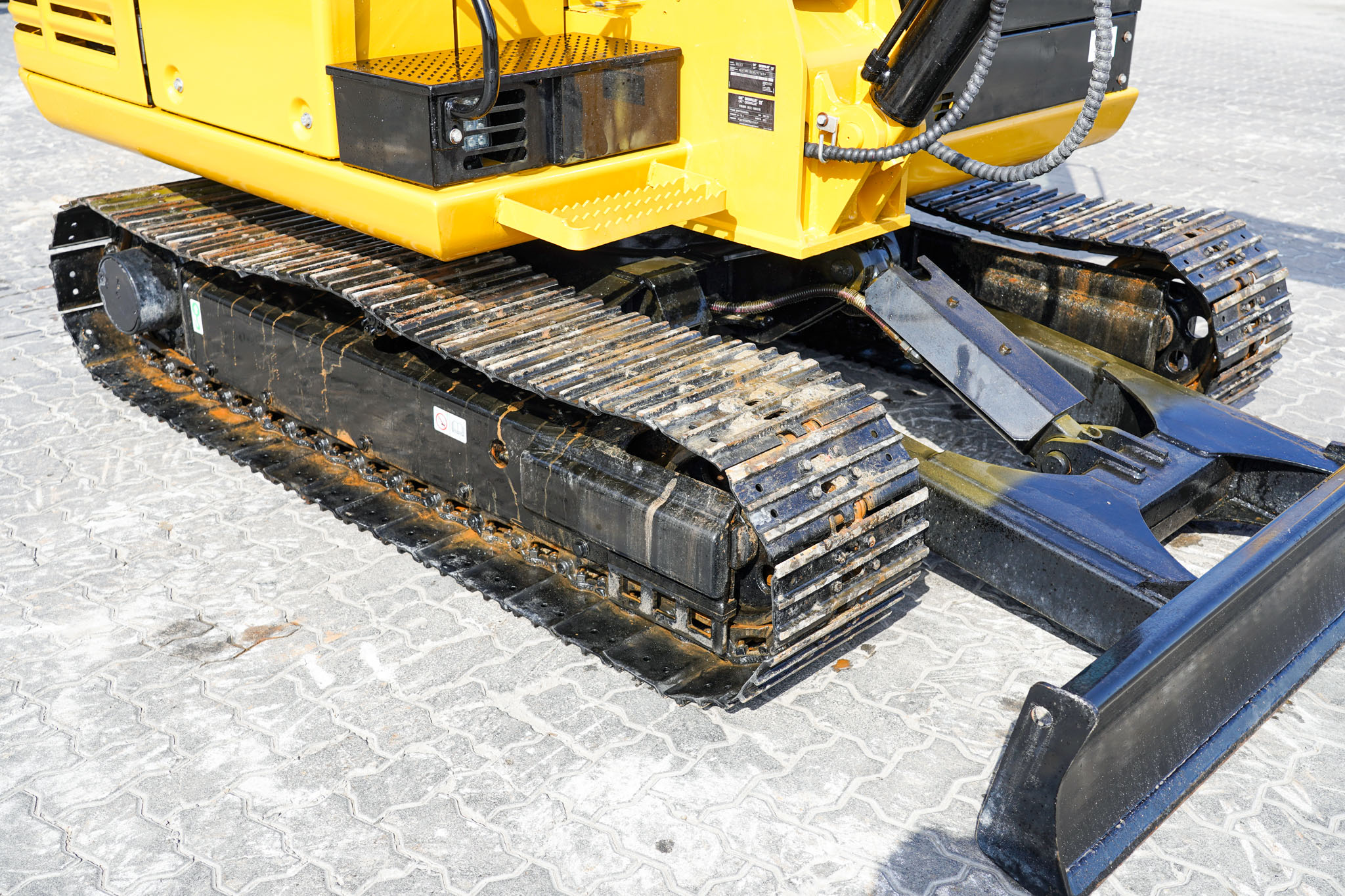2021 CAT 305.5 E2 Mini Tracked Excavator - Image 11