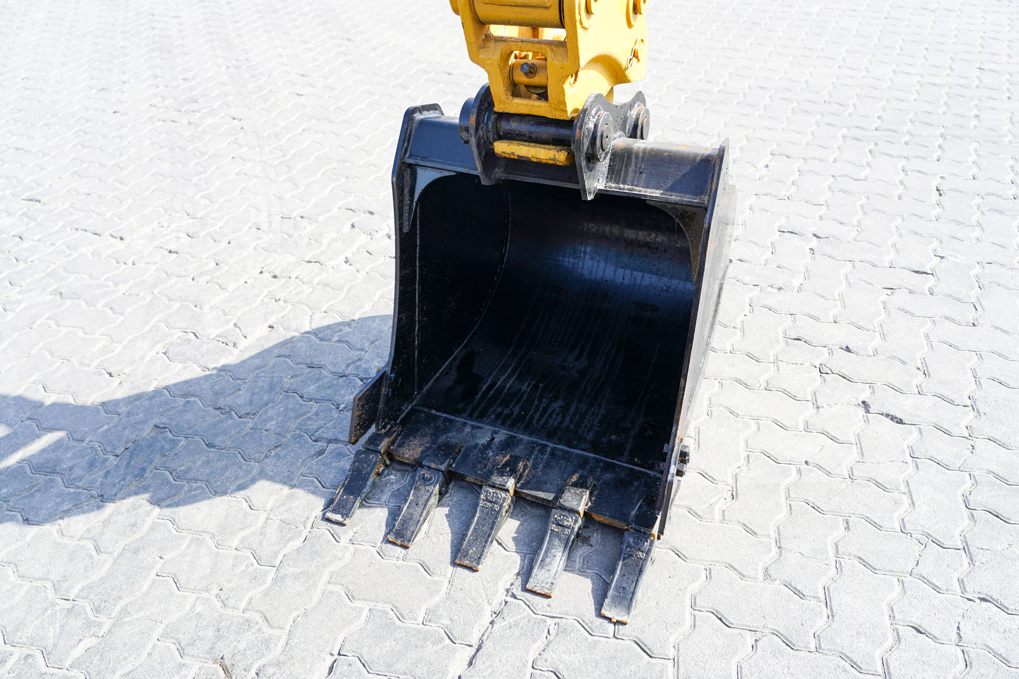 2021 CAT 305.5 E2 Mini Tracked Excavator - Image 8