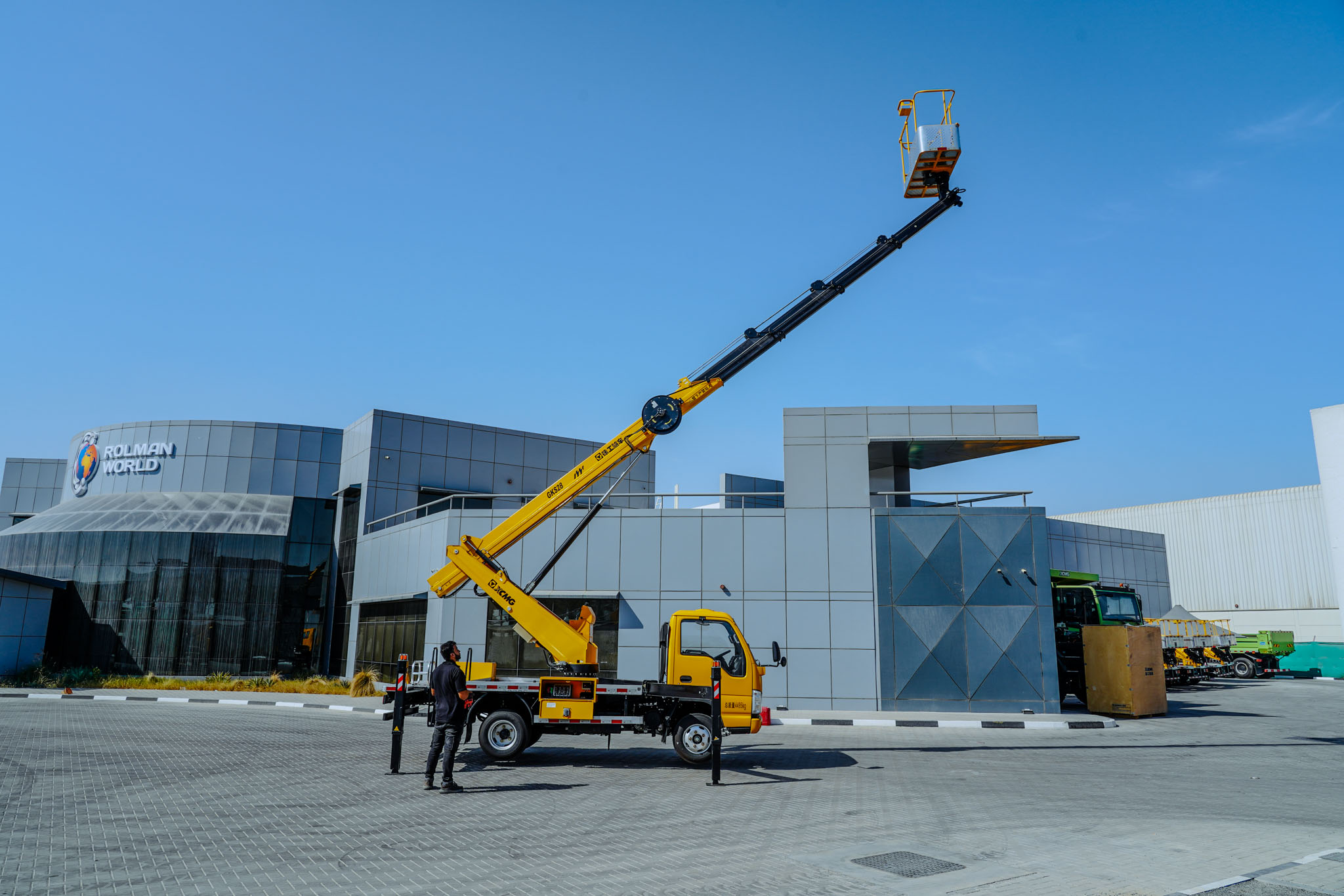 2024 XCMG GKS28GBJ 28m Aerial Platform Boom Lift on ISUZU 4X2 Flat Bed Truck (Unused) - Image 4