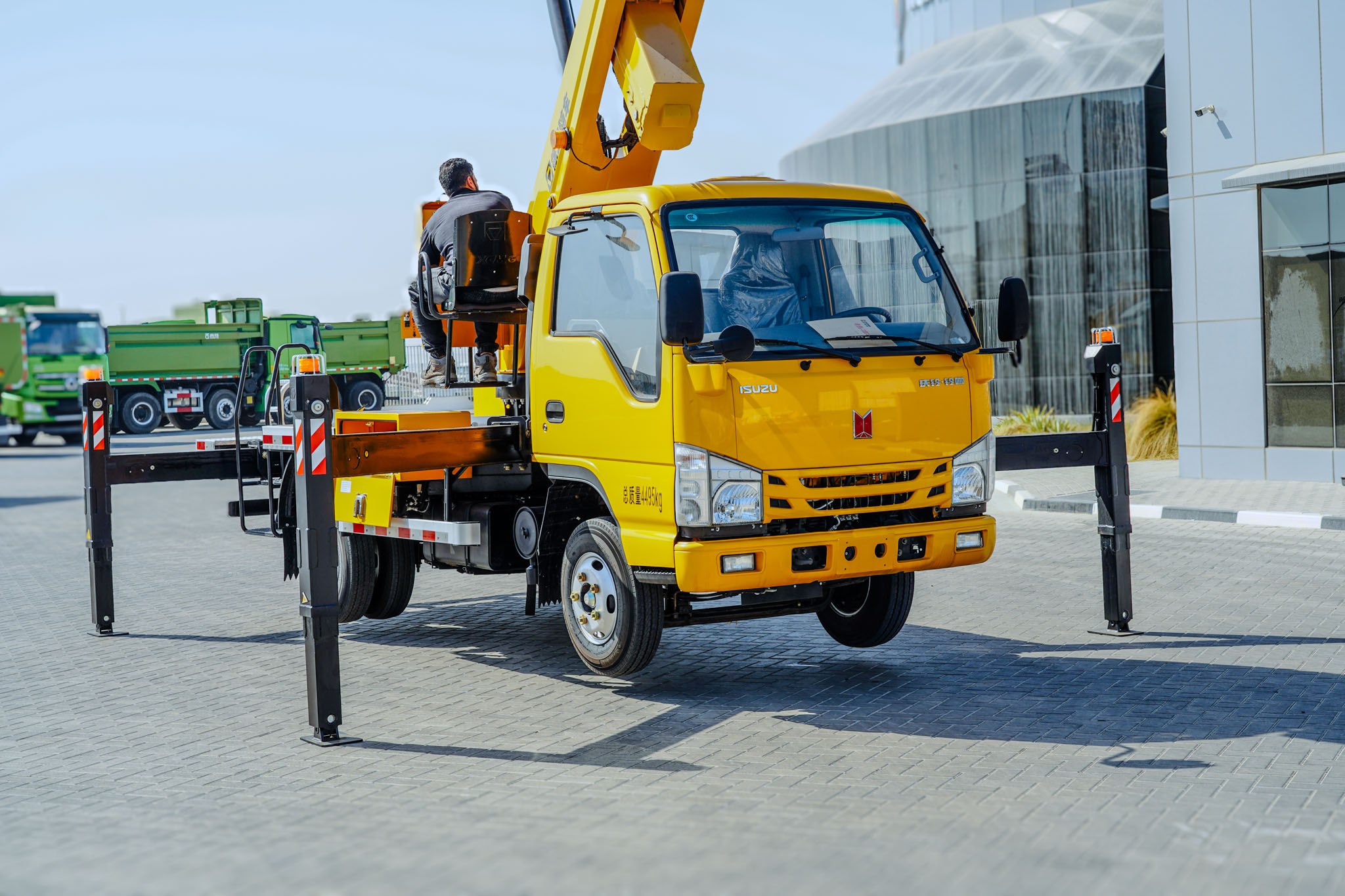 2024 XCMG GKS28GBJ 28m Aerial Platform Boom Lift on ISUZU 4X2 Flat Bed Truck (Unused) - Image 10