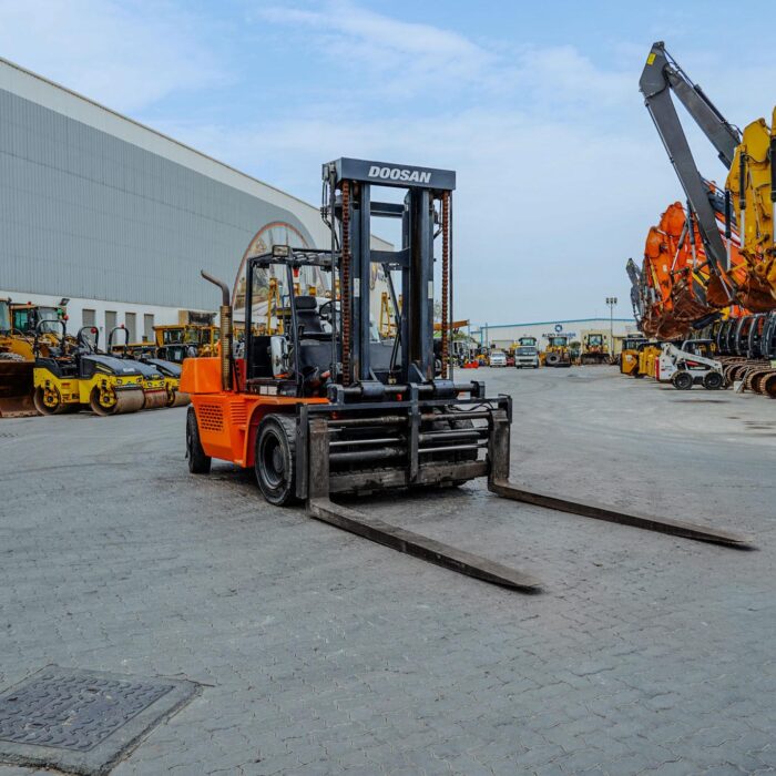 2014 DOOSAN D130S-5 13 ton Pneumatic Tire Forklift