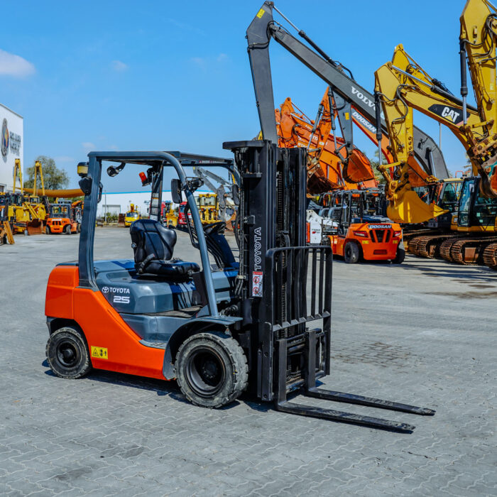 2017 Toyota 8FDU25 2.5 Ton Pneumatic Tire Forklift