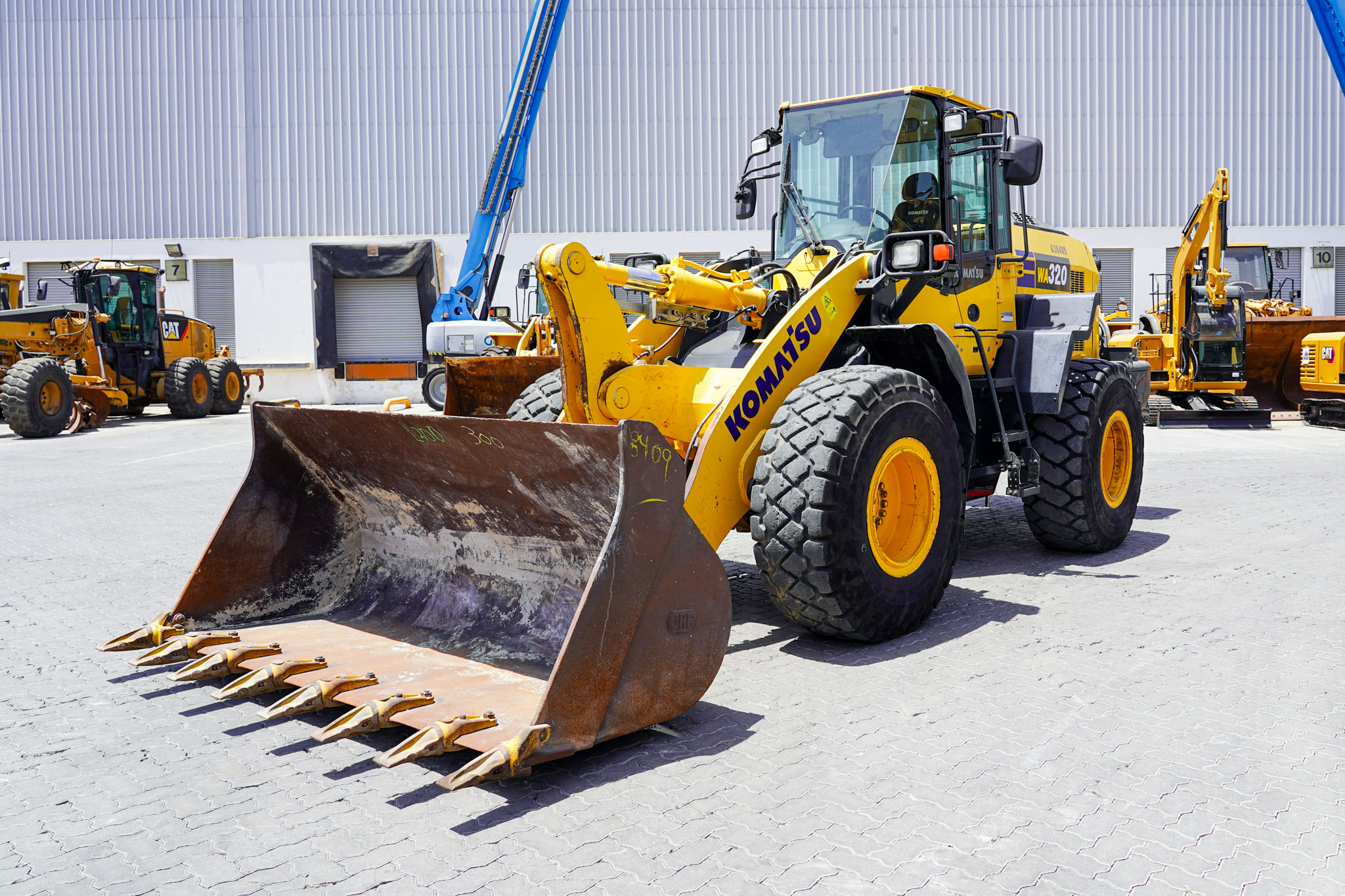 2018 Komatsu WA320-8 Wheel Loader - Image 3