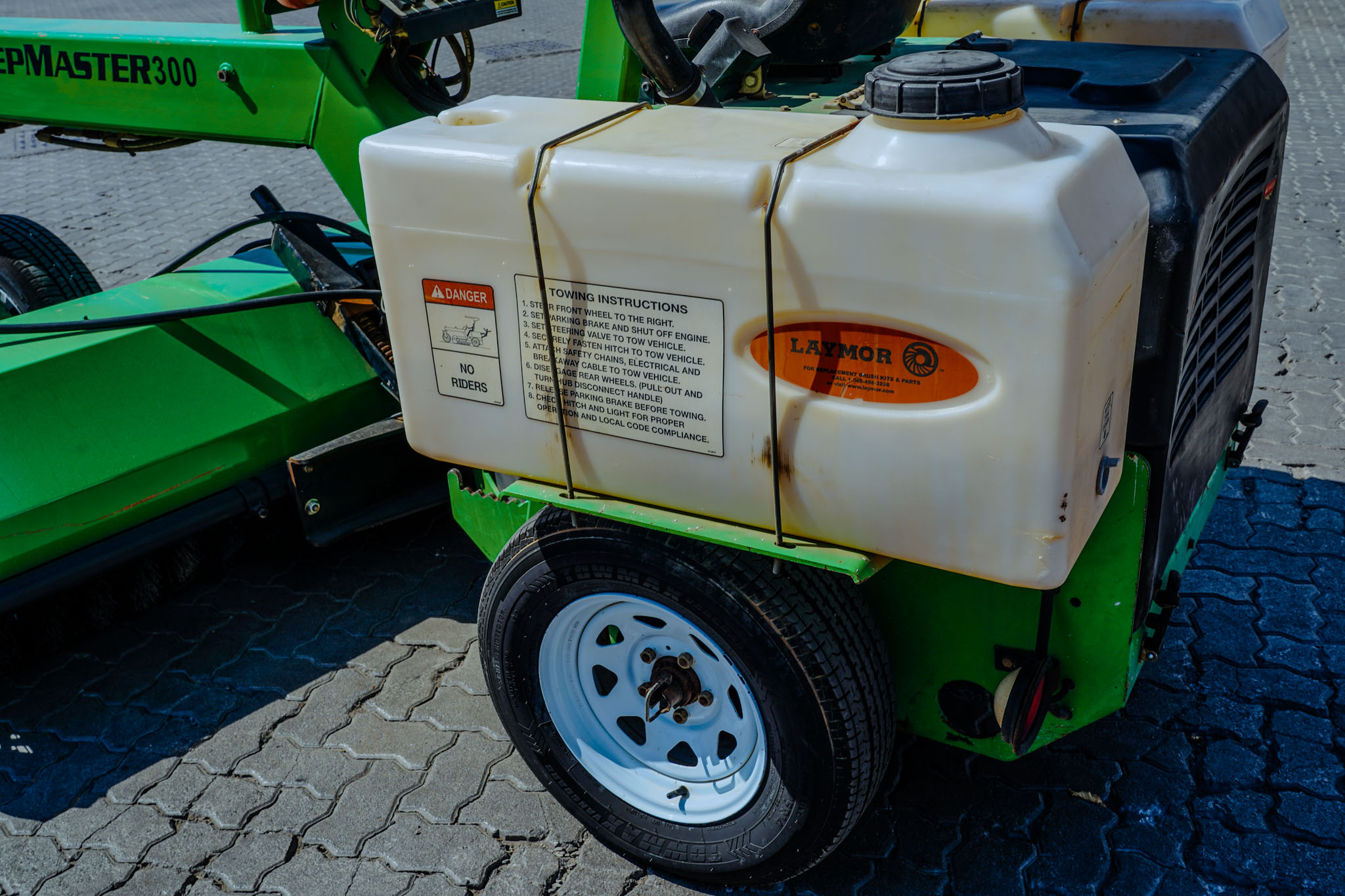 2017 LAY-MOR SM300 Self-Propelled Broom - Image 17